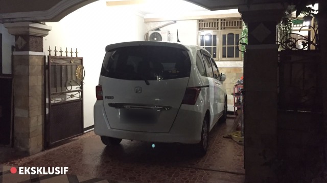 Mobil putih milik Bripda Puput di kediamannya di Depok. (Foto: Dok. kumparan)