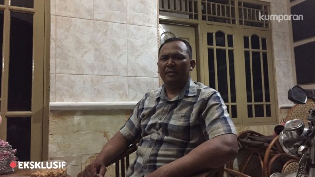 Ayah Bripda Puput, Teguh, Saat Ditemui di Rumahnya. (Foto: Dok. Kumparan)