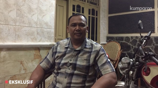 Ayah Bripda Puput, Teguh, Saat Ditemui di Rumahnya. (Foto: Dok. Kumparan)
