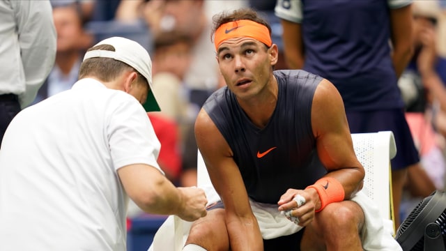 Nadal mendapatkan penanganan medis ketika tengah menghadapi Del Potro. (Foto: Robert Deutsch- Reuters via USA TODAY Sports)