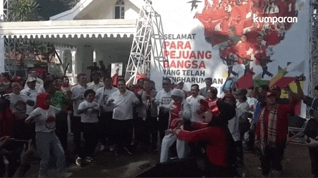 Aksi Ketua TKN Erick Thohir senam pagi di acara derap gotong royong TKN Jokowi - Ma'Ruf. (Foto: Kevin Kurnianto/kumparan)