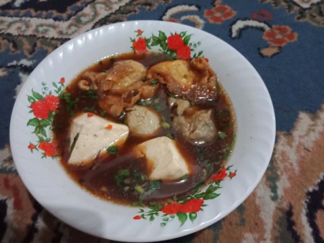 Gurihnya Bakso Pak Imam Hanafi yang Dimasak Pakai Arang Sejak 1978!