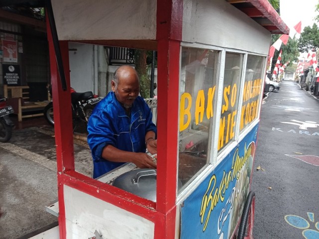 Gurihnya Bakso Pak Imam Hanafi yang Dimasak Pakai Arang Sejak 1978! (1)