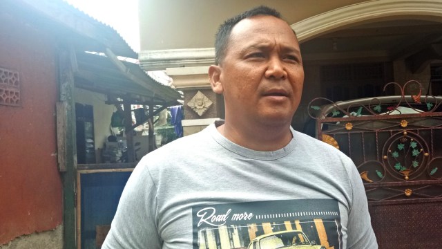 Aiptu Teguh, ayah Bripda Puput Nastiti Devi di rumahnya kawasan Cimanggis, Depok. (Foto: Nabilla Fatiara/kumparan)