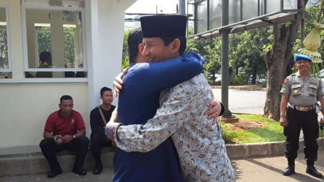 Erick Thohir dan Sandiaga Uno berpelukan. (Foto: Dok istimewa)