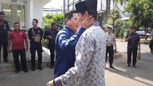 Erick Thohir dan Sandiaga Uno berpelukan. (Foto: Dok istimewa)
