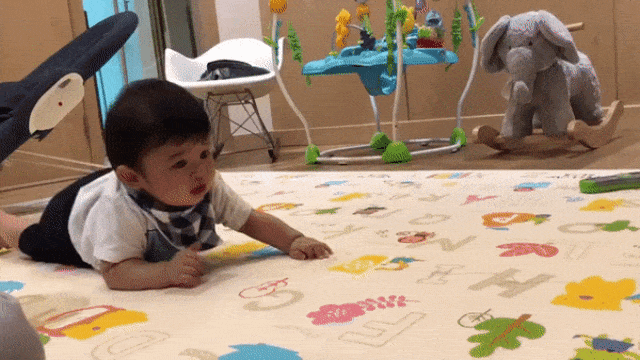 Bayi artis merangkak. (Foto: Instagram @raphaelmoeis)