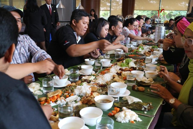 Suasana Menyantap Nasi Bancakan (Foto: Dok. Hotel Santika Premier Bintaro)