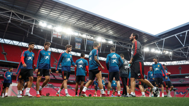 Latihan Timnas Spanyol jelang laga melawan Inggris. (Foto: Reuters/Matthew Childs)
