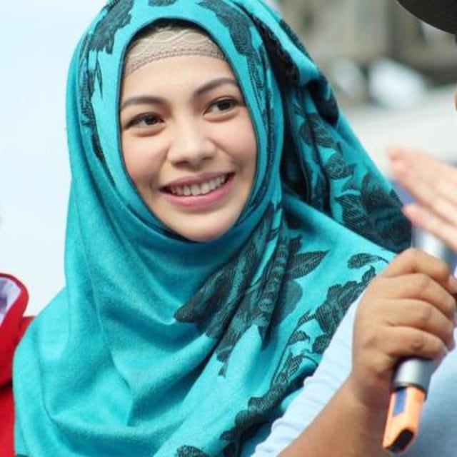 7 Artis Non Muslim yang Totalitas Berperan Menjadi Seorang Muslim (6)