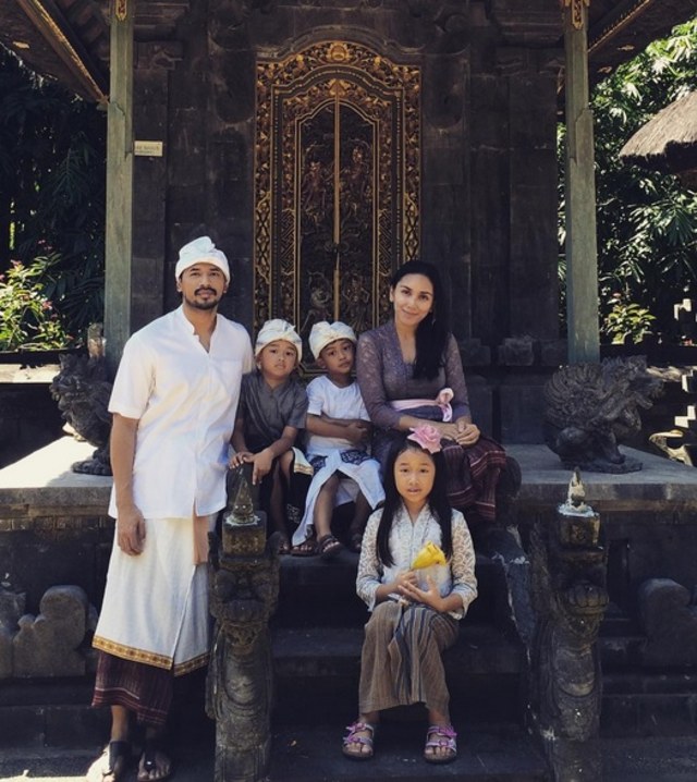 7 Artis Non Muslim yang Totalitas Berperan Menjadi Seorang Muslim (7)