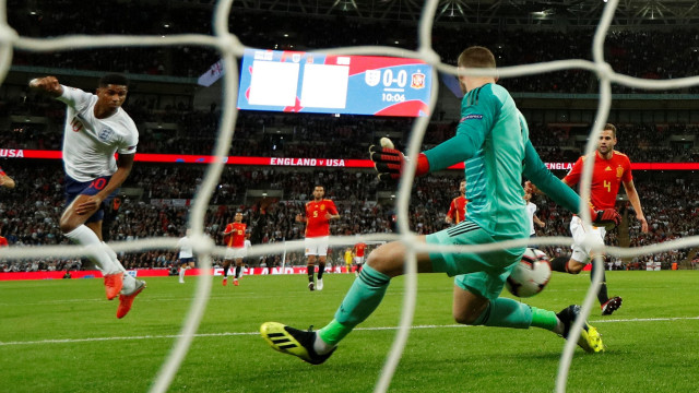 Proses terciptanya gol Marcus Rashford (kiri) ke gawang David de Gea (kanan). (Foto: Action Images via Reuters/John Sibley)