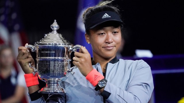 Naomi Osaka berpose dengan trofi AS Terbuka. Foto: USA Today/Reuters/Robert Deutsch