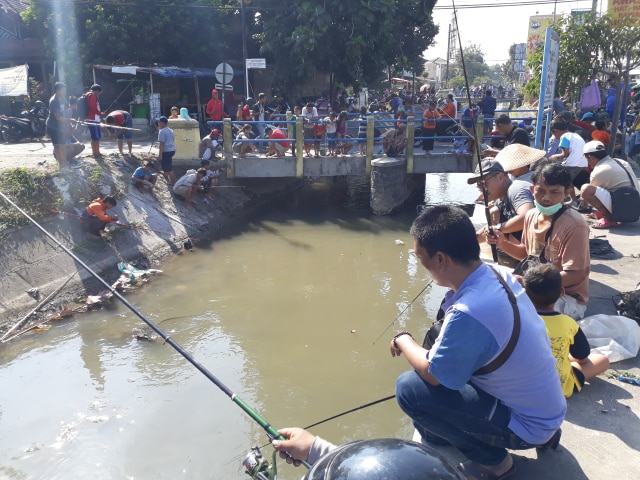 Ribuan Masyarakat Yogyakarta Ikuti Mancing 10 Ton Lele Relawan Jokowi 