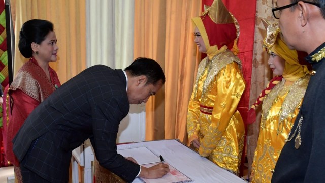 Jokowi Hadiri Siraman dan Nikahan Asisten Ajudan dan Paspampres (Foto: Biro Pers Setpres)