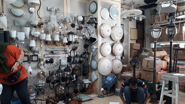 Toko peralatan berbagai jenis lampu di Plaza Kenari Mas, Senen, Jakarta Pusat (9/9/2018). (Foto: Ema Fitriyani/kumparan)