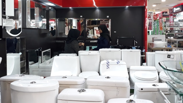 Toko supplier berbagai alat elektronik dan rumah tangga yang terkena dampak pelemahan rupiah di Plaza Kenari Mas, Jakarta Pusat, Minggu (09/09/2018). (Foto: Ema Fitriyanikumparan)