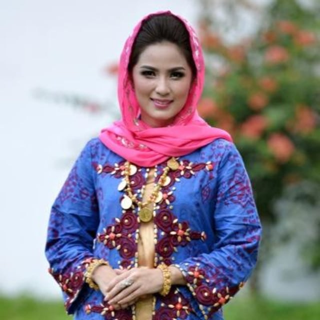 7 Istri Pejabat yang Tidak Hanya Cantik Tetapi juga Pintar (2)