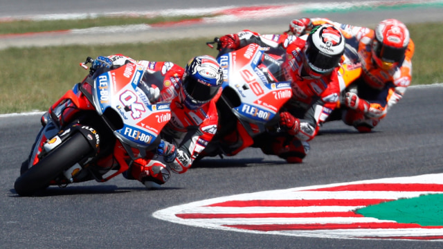 Persaingan Andrea Dovizioso (kiri), Jorge Lorenzo (tengah), dan Marc Marquez di GP San Marino. Foto: Max Rossi/Reuters