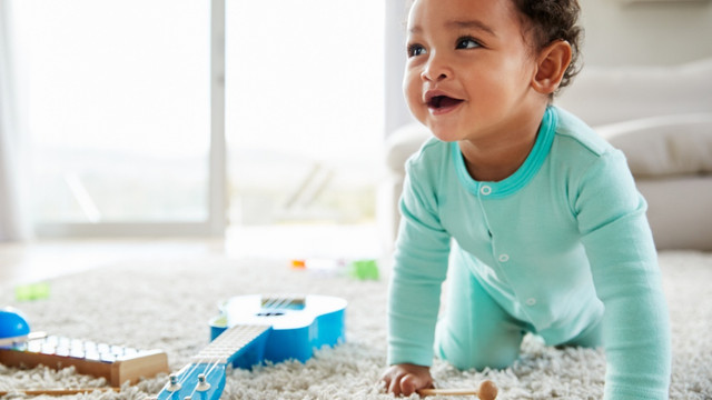 Ilustrasi Bayi Merangkak di Ruang Keluarga (Foto: Shutterstock)