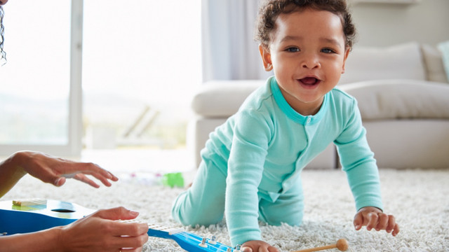 Bayi Merangkak sambil Bermain dengan Ibu (Foto: Shutterstock)