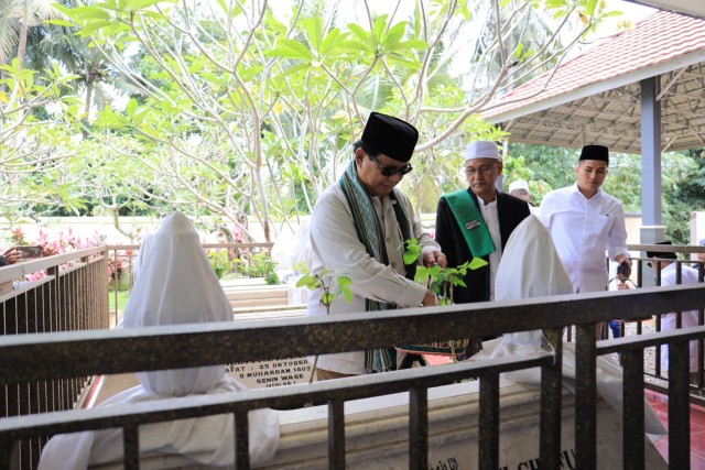 Prabowo juga menyempatkan diri untuk berziarah ke makam KH. Muhtar Syafa’at Abdul Ghofur. (Foto: Dok. Istimewa)