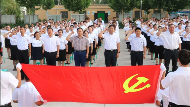 Para pejabat desa bersumpah setia kepada Partai Komunis Tiongkok di Kashgar, Xinjiang. (Foto: Dok. media.hrw.org)