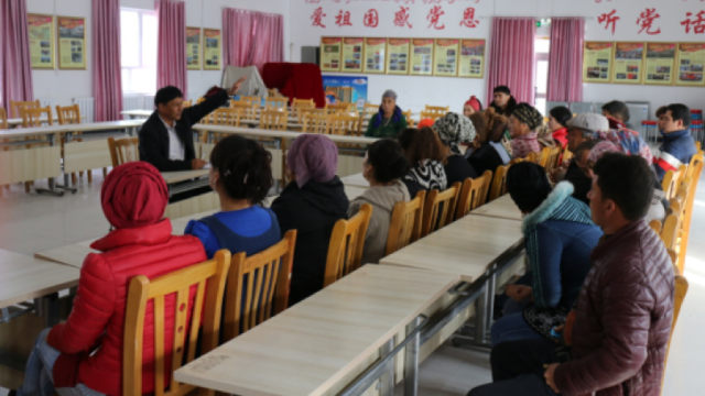 Seorang pemimpin Partai Komunis Tiongkok di Ili, Xinjiang. (Foto: Dok. media.hrw.org)