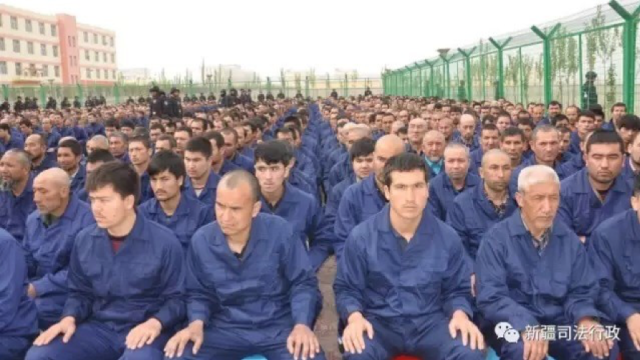 Tahanan di kamp pendidikan politik di Lop County, Prefektur Hotan, Xinjiang. (Foto: Dok. media.hrw.org)