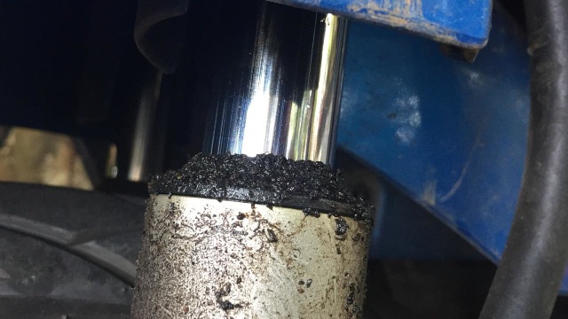 Gejala suspensi depan yang bocor (Foto: Aditya Pratama Niagara/kumparanOTO)