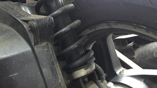 Gejala suspensi belakang yang bocor (Foto: Aditya Pratama Niagara/kumparanOTO)