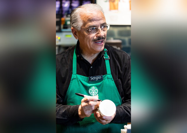 Pegawai lansia di Starbucks Meksiko (Foto: instagram/@starbucksmex)
