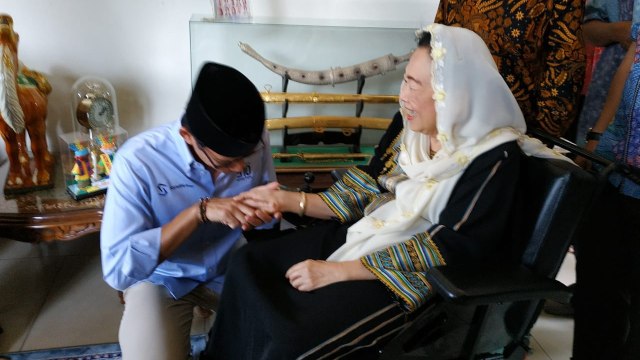 Sandi mencium tangan Istri alm. Gus Dur, Sinta Nuriyah Wahid (Foto: Maulana Ramadhan/kumparan)