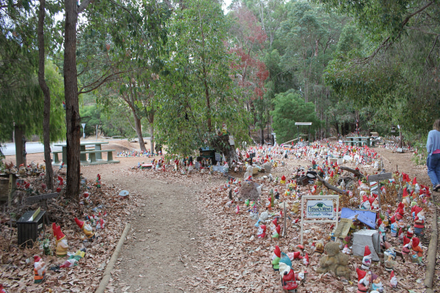 Boneka Gnome di Gnomesville, Australia (Foto: Flickr/John Cooke)