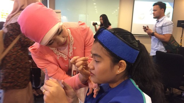 Calon pramugari merias wajah di Garuda Indonesia Training Centre (GITC), Jakarta Barat. (Foto: Abdul Latif/kumparan)