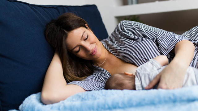 Menyusui bisa turunkan risiko sang ibu terkena stroke. (Foto: Shutterstock)