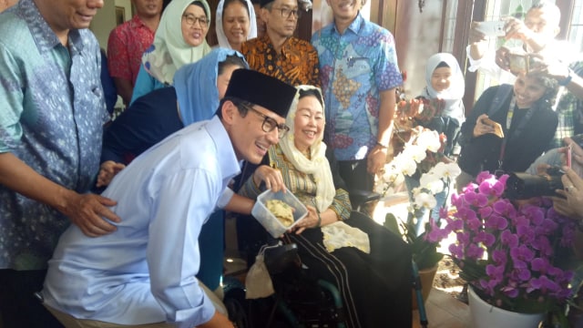 Sandi diberi oleh-oleh tempe mendoan oleh Sinta Nuriyah Wahid. (Foto: Maulana Ramadhan/kumparan)