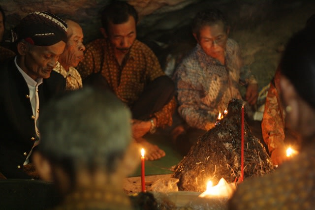 3 Kegiatan yang Diyakini Tak Boleh Dilakukan pada Malam Satu Suro