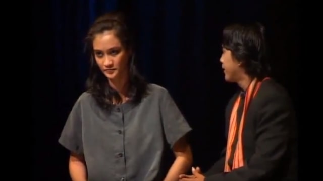 Atiqah Hasiholan di Pementasan 'Pelacur dan Sang Presiden' (Foto: YouTube Ratna Sarumpaet)