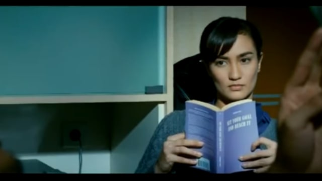 Atiqah Hasiholan di Film 'Hello Goodbye' (Foto: YouTube MuvilaTrailerID)