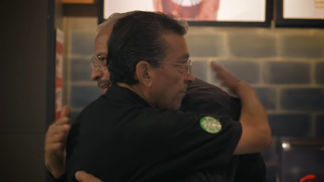 Pegawai lansia di Starbucks (Foto: Youtube/ Starbucks Mexico)