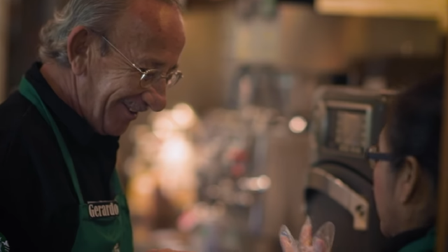 Pegawai lansia di Starbucks (Foto: Youtube/ Starbucks Mexico)