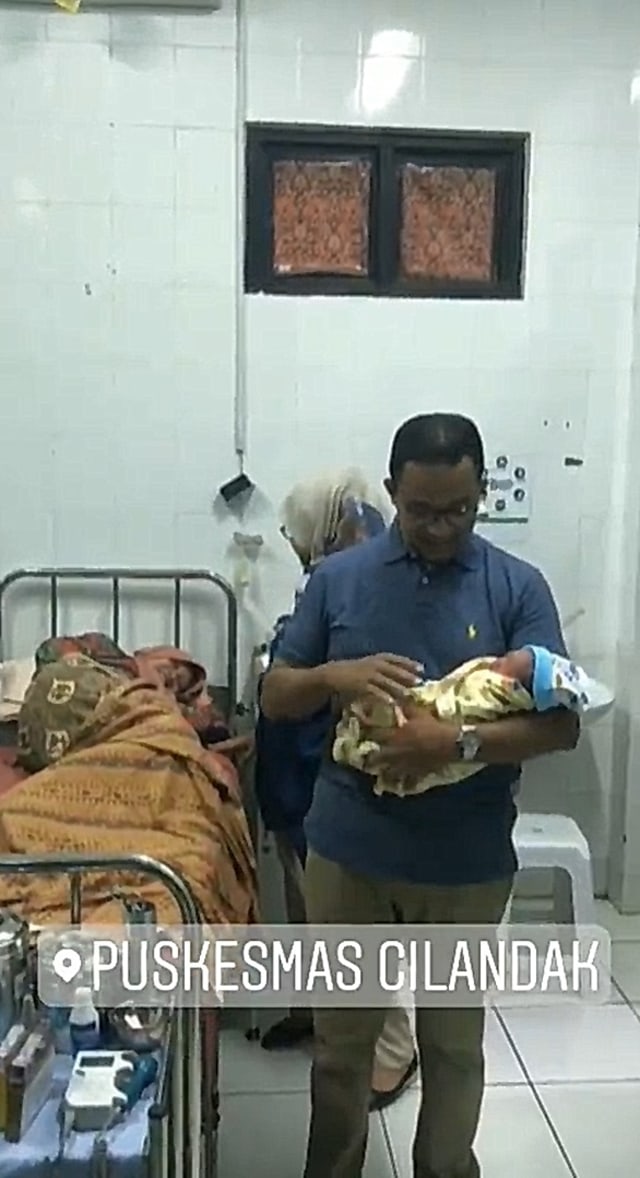 Gubernur Anies Baswedan menggendong bayi di Puskemas Cilandak. (Foto: Instagram/@aniesbaswedan)