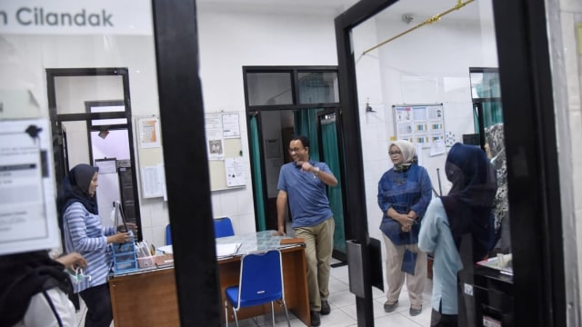 Gubernur DKI Jakarta Anies Baswedan dan istrinya Fery Farhati inspeksi pelayanan di Puskesmas Cilandak. (Foto: Dok. Istimewa)