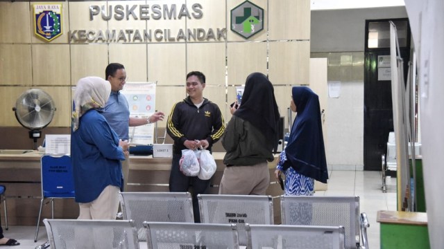 Gubernur DKI Jakarta Anies Baswedan dan istrinya Fery Farhati inspeksi pelayanan di Puskesmas Cilandak. (Foto: Dok. Istimewa)