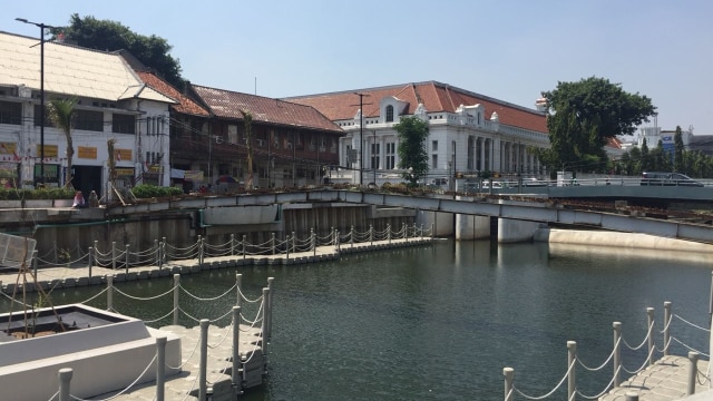 Suasana di tepi Kali Besar kawasan Kota Tua, Jakarta Barat. (Foto: Darin Atiandina)