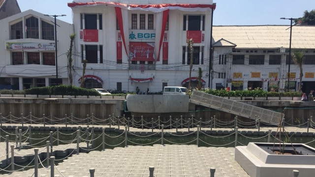 Bangunan sekitar Kali Besar kawasan Kota Tua, Jakarta Barat. (Foto: Darin Atiandina)