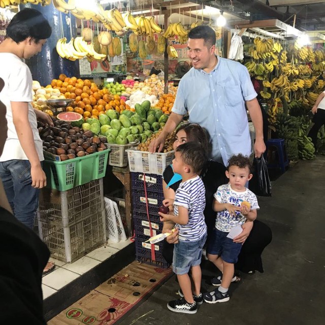 7 Keluarga Seleb Kaya yang Hidup Sederhana, Sampai Belanja di Pasar (6)
