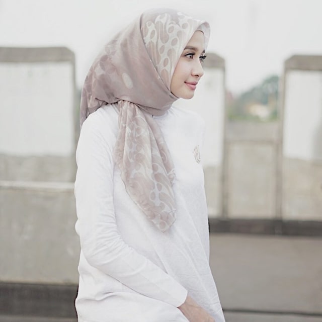 Gaya Hijab Laudya Cynthia Bella (Foto: Instagram @laudyacynthiabella)