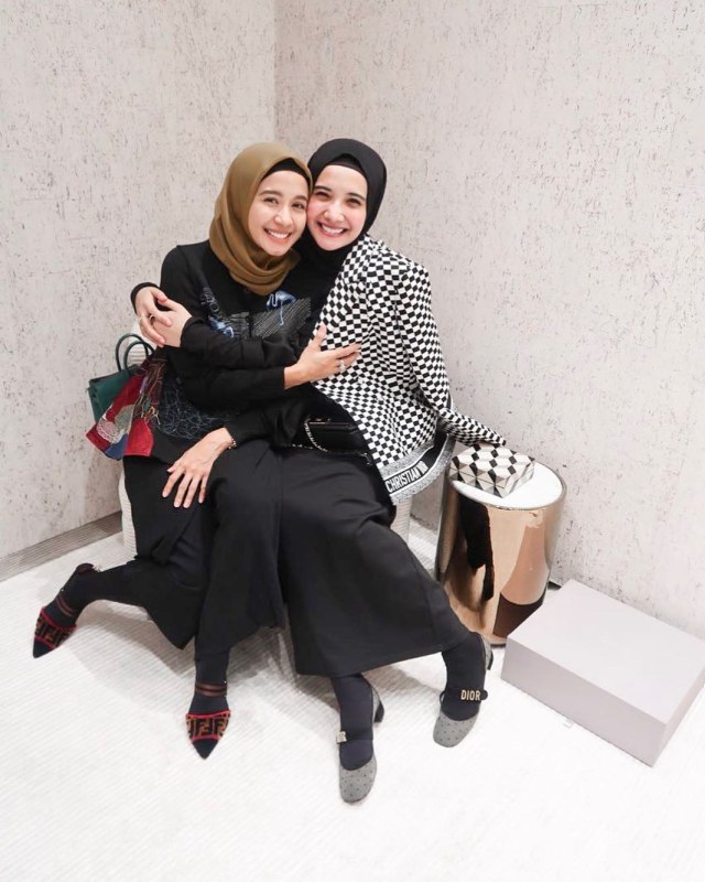 Gaya Hijab Zaskia Sungkar dan Laudya Cynthia Bella (Foto: Instagram @zaskiasungkar15)